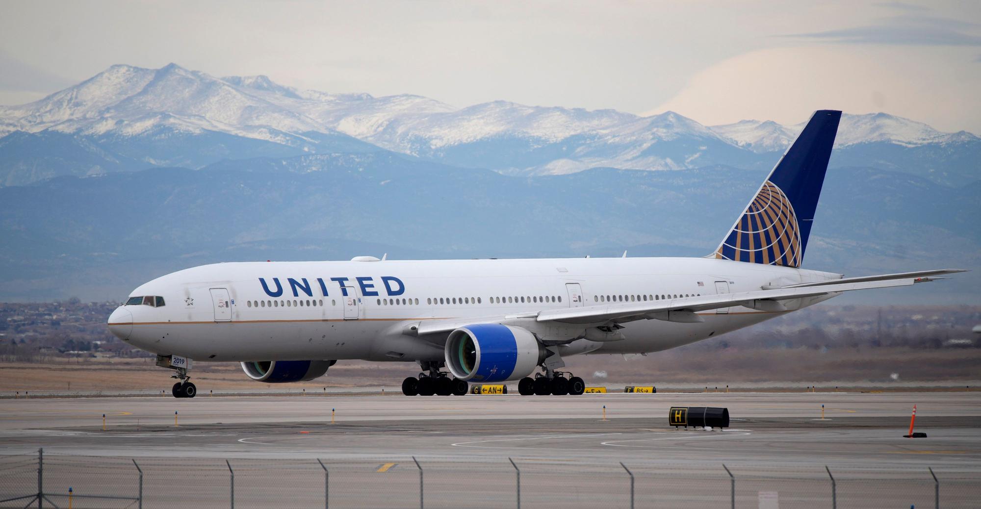 Eine Passagiermaschine von United Airlines steht auf einem Rollfeld.
