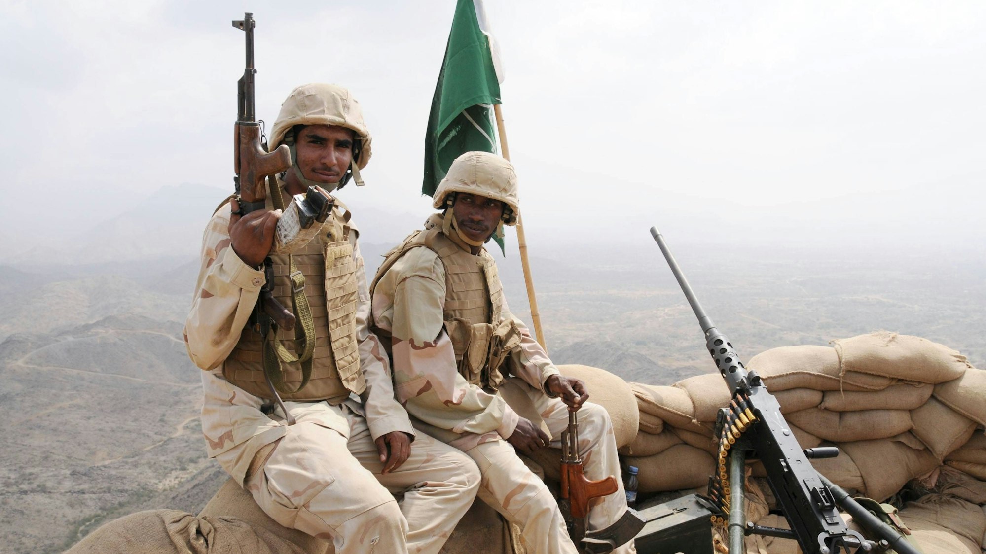 Saudi-arabische Soldaten sichern einen Posten im Grenzgebiet. Human Rights Watch wirft dem Land die systematische Tötung von Migranten vor. (Archivbild)