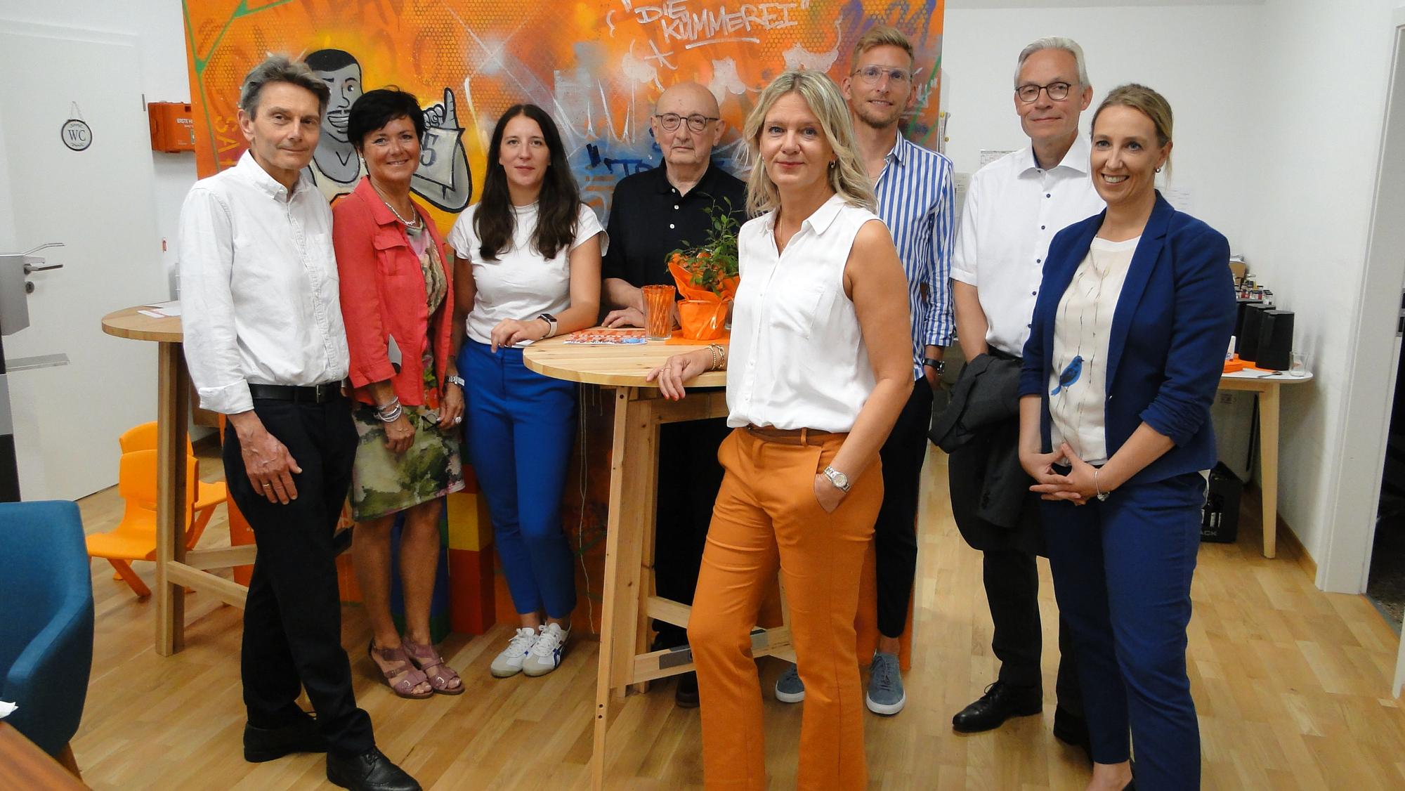 Die Verantwortlichen stehen in einer Reihe.
