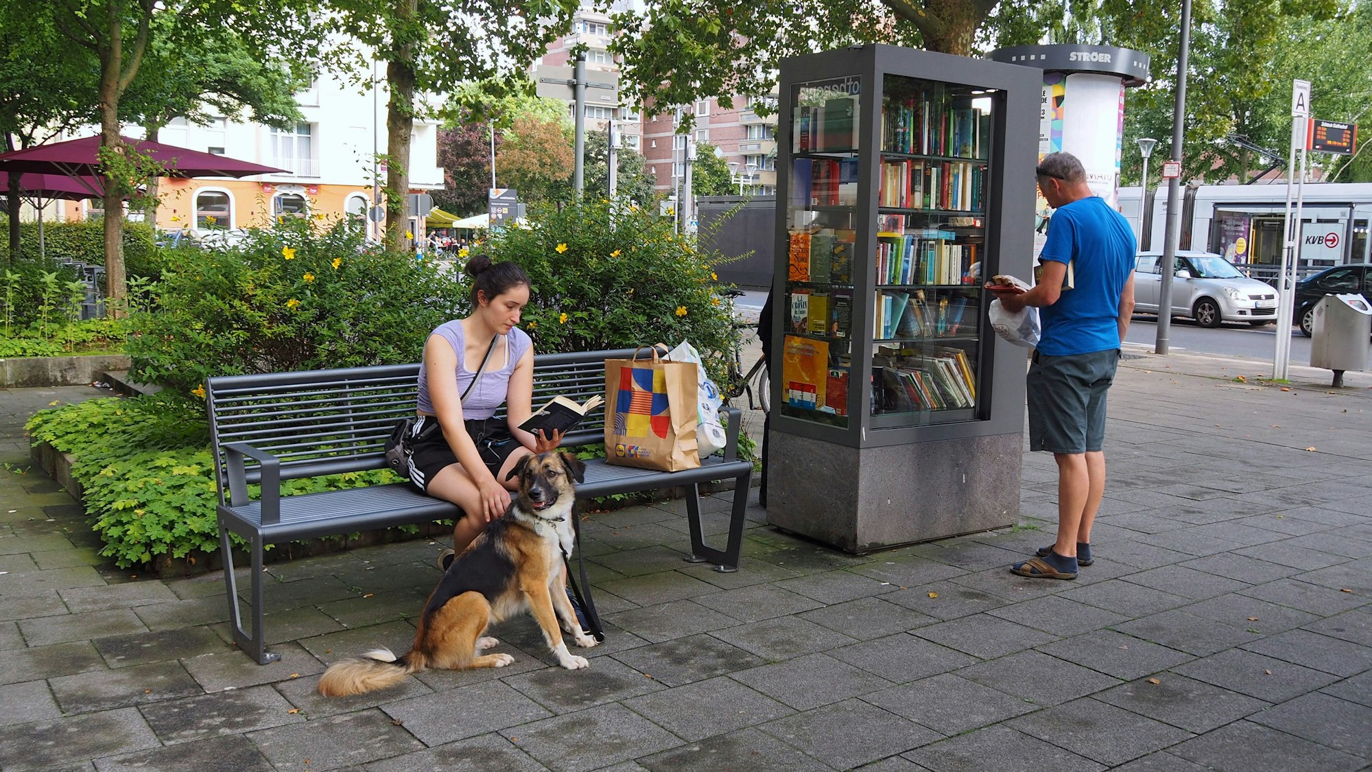 Am Bücherschrank am Südfriedhof steht seit Kurzem eine Bank.