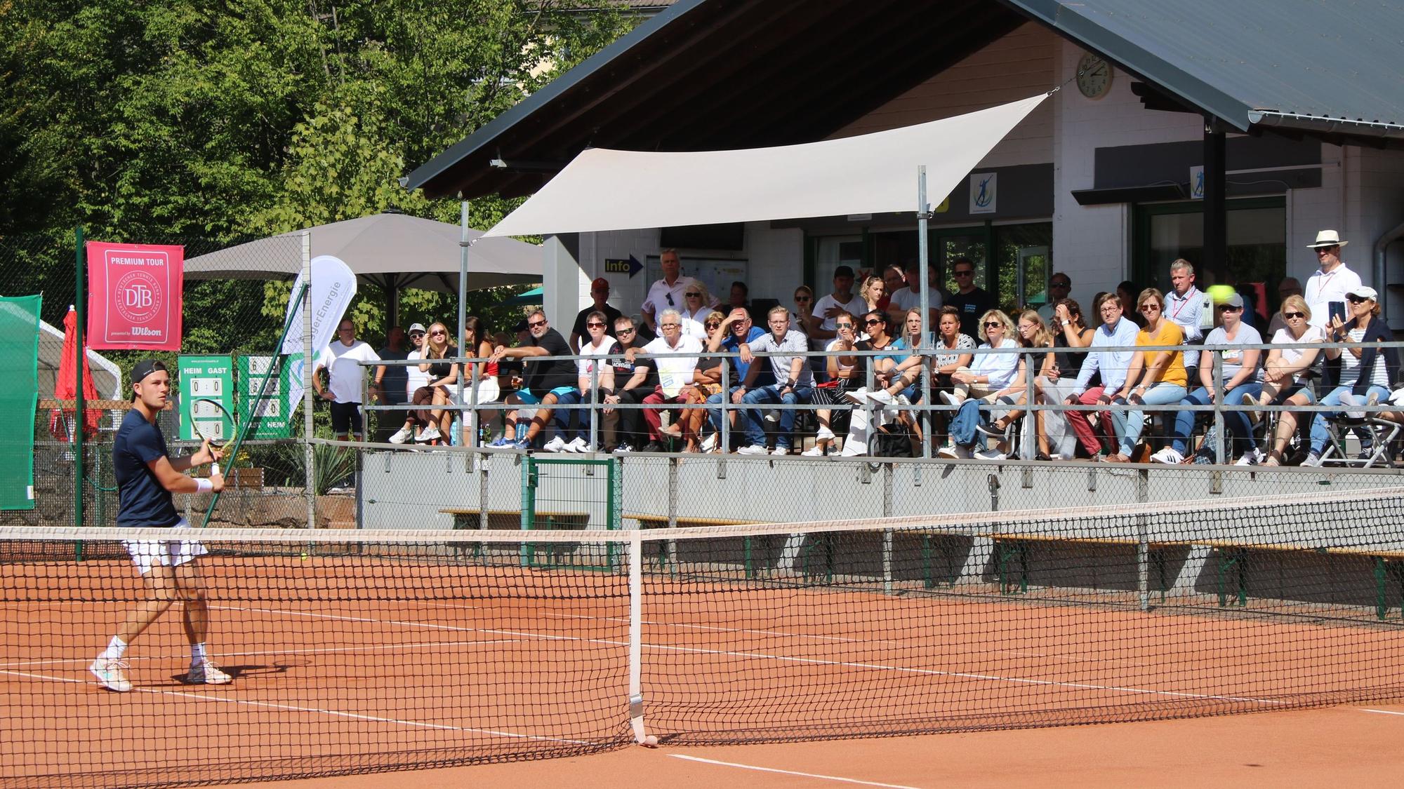 Vor vollbesetzten Rängen wurde das Finale der Bielstein Open ausgetragen. Ein Tennisspieler ist in einer Spielsituation zu sehen.