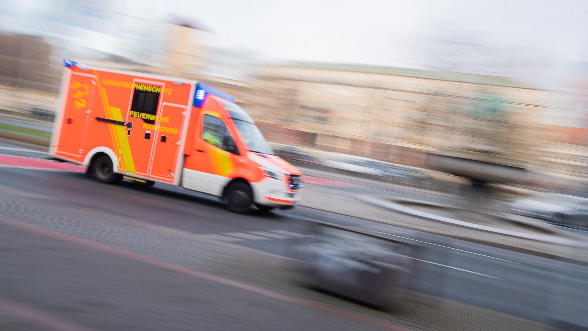 ILLUSTRATION - 25.01.2021, Niedersachsen, Hannover: Ein Rettungswagen der Feuerwehr Hannover fährt mit Blaulicht durch die Innenstadt. Ein 21 Jahre alter Besucher eines Musik-Festivals in Hannover ist in der Nähe einer Bühne zusammengebrochen und wenig später im Krankenhaus gestorben. (zu dpa: «Mann stirbt auf Festival - wohl kein Fremdverschulden») Foto: Julian Stratenschulte/dpa +++ dpa-Bildfunk +++