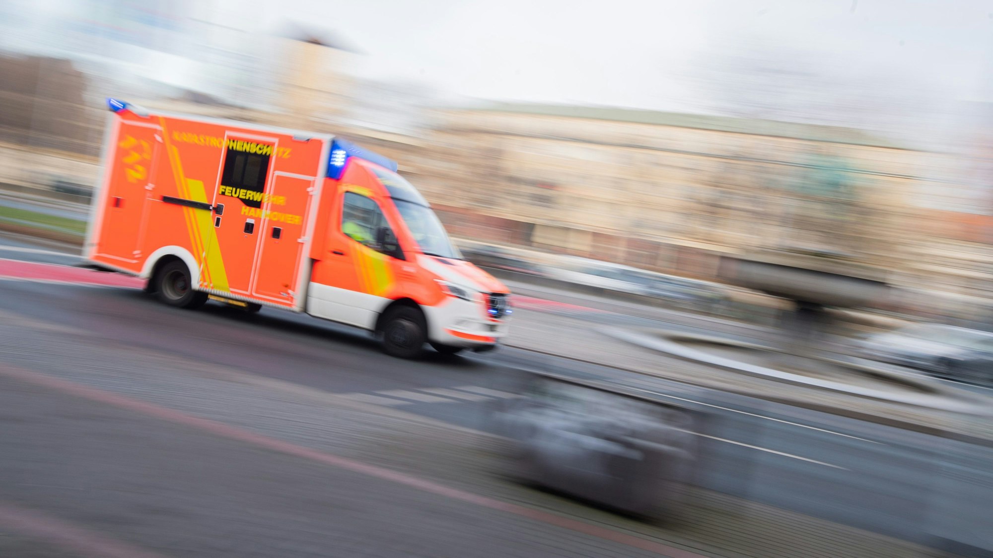 Ein Rettungswagen fährt mit Blaulicht durch die Innenstadt. (Symbolbild)