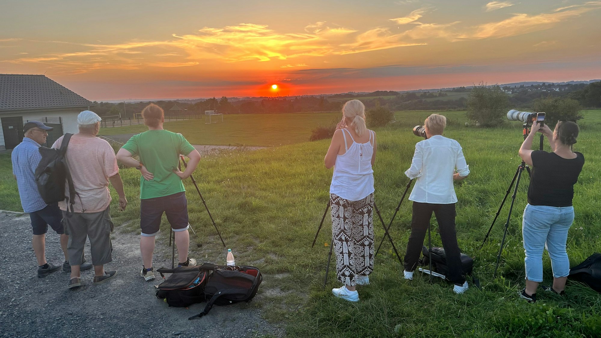 Gespannt fiebern die Fotografen dem Sonnenuntergang entgegen.