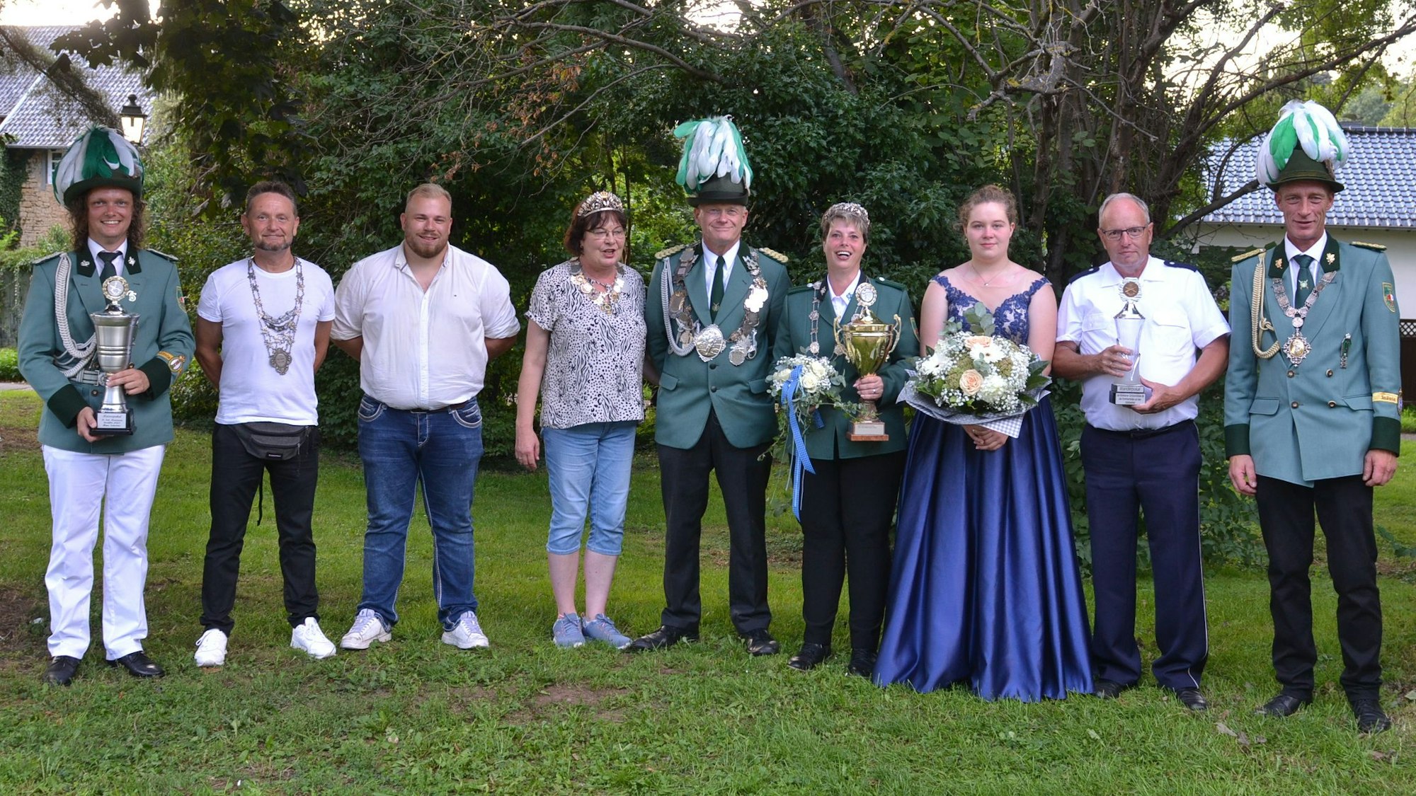Die Sieger der Schießwettbewerbe in Kommern präsentierten sich bei einem gemeinsamen Foto. Einige von ihnen tragen die Uniform der St.-Sebastianus-Bruderschaft, eine Frau ein blaues Abendkleid.
