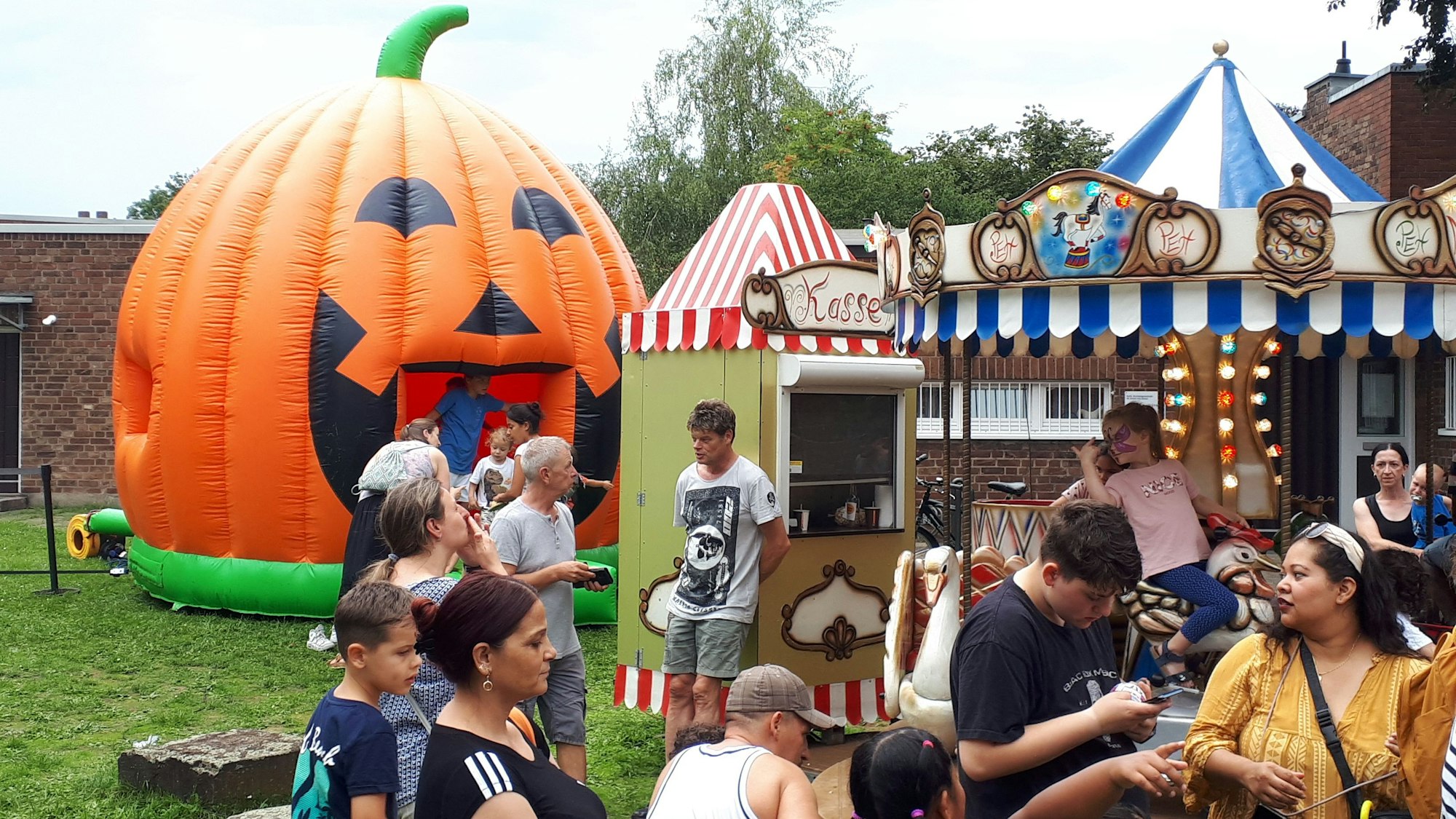 Auf dem Platz vor St. Franziskus war eine kleine Kirmes mit Karussell, Hüpfburg und Essensständen aufgebaut.