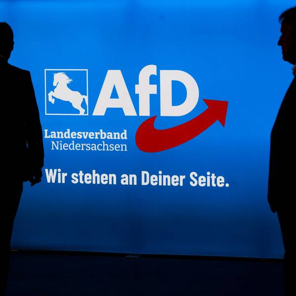 19.08.2023, Niedersachsen, Celle: Delegierte und Besucher kommen zum Landesparteitag der AfD Niedersachsen in der Congress Union Celle. Die Alternative für Deutschland kommt am Wochenende in Celle zu einem Landesparteitag zusammen. Foto: Julian Stratenschulte/dpa +++ dpa-Bildfunk +++