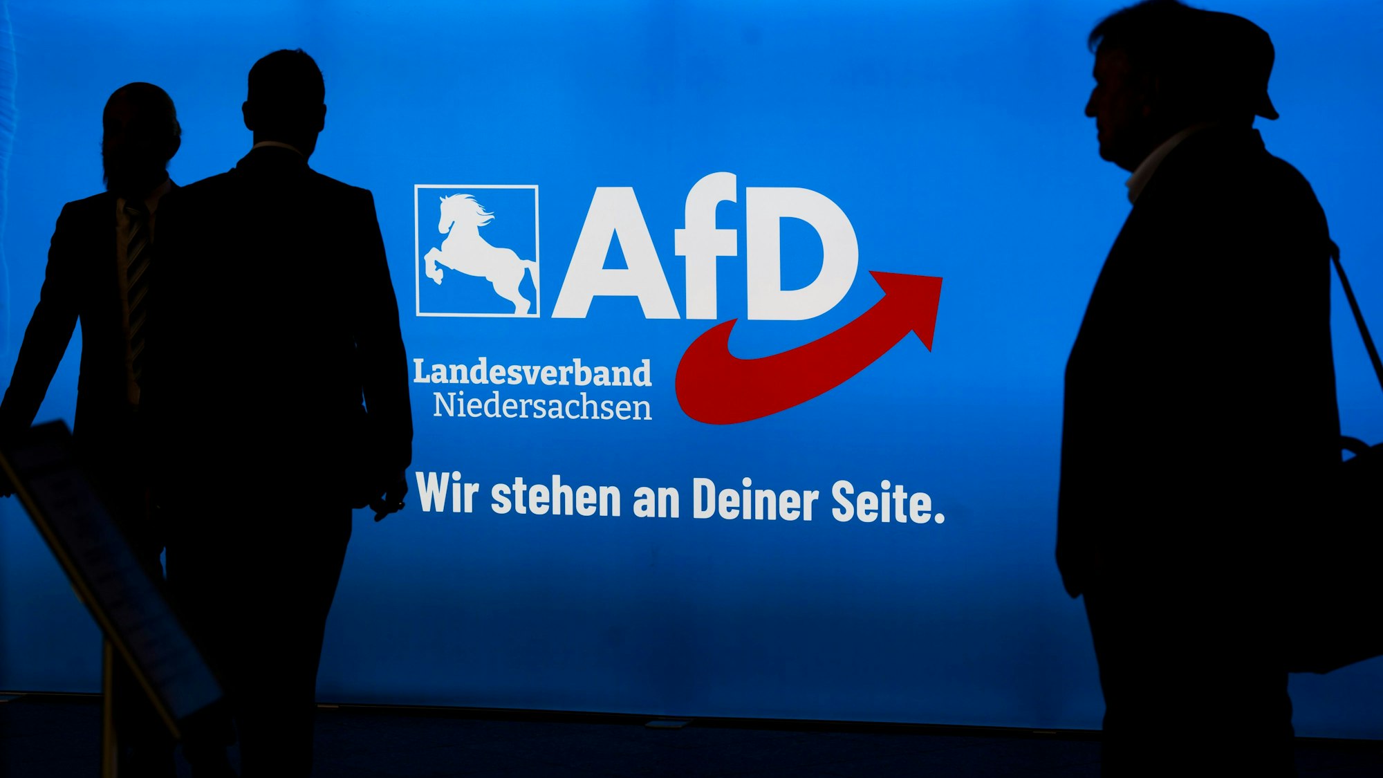 19.08.2023, Niedersachsen, Celle: Delegierte und Besucher kommen zum Landesparteitag der AfD Niedersachsen in der Congress Union Celle. Die Alternative für Deutschland kommt am Wochenende in Celle zu einem Landesparteitag zusammen. Foto: Julian Stratenschulte/dpa +++ dpa-Bildfunk +++