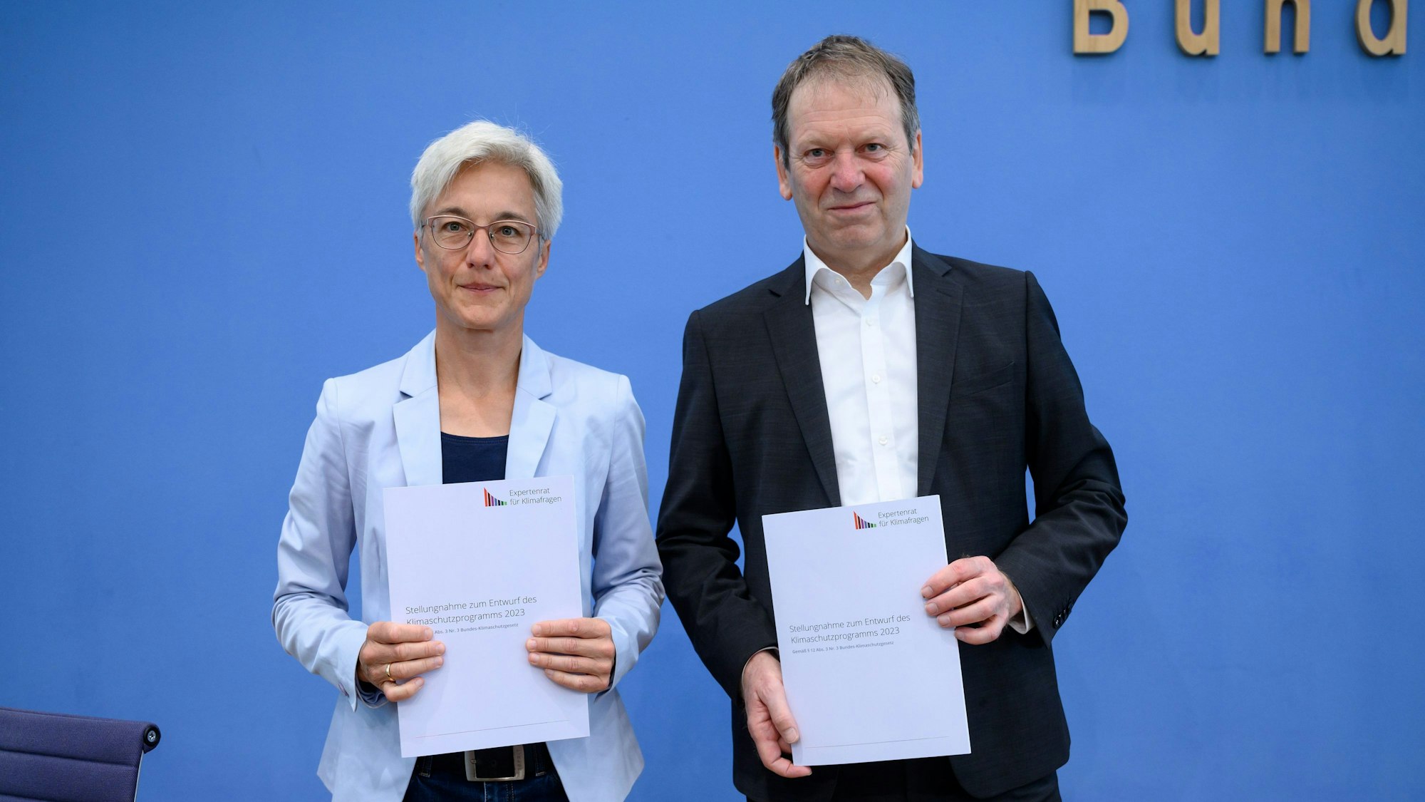 22.08.2023, Berlin: Hans-Martin Henning (r), Vorsitzender vom Expertenrat für Klimafragen (ERK), und Brigitte Knopf, stellvertretende Vorsitzende vom Expertenrat für Klimafragen, stellen in der Bundespressekonferenz die Stellungnahme des Expertenrats zum Klimaschutzprogramm 2023 und den Prüfbericht für die Sektoren Gebäude und Verkehr vor. Foto: Bernd von Jutrczenka/dpa +++ dpa-Bildfunk +++