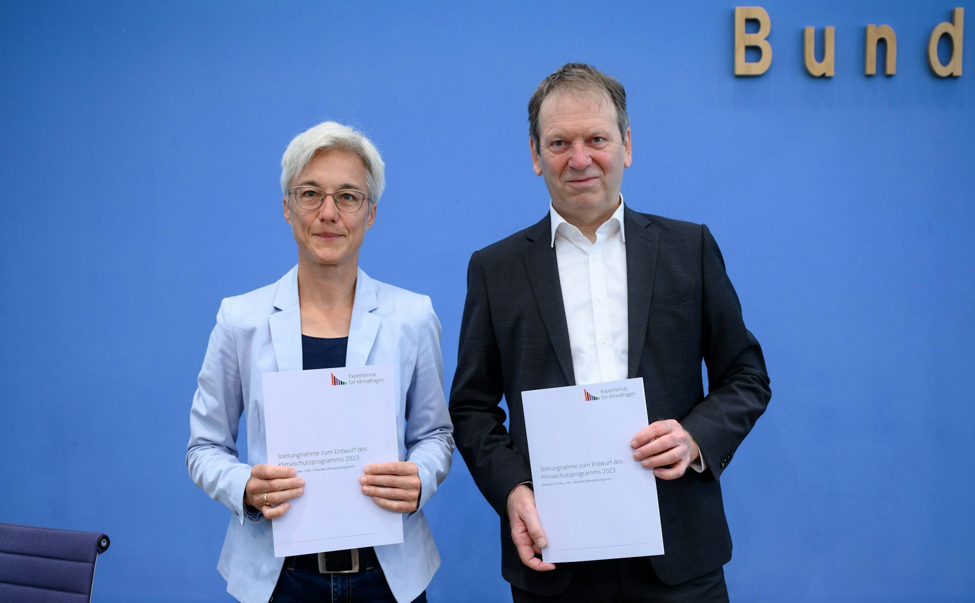 Hans-Martin Henning (r), Vorsitzender vom Expertenrat für Klimafragen (ERK), und Brigitte Knopf, stellvertretende Vorsitzende vom Expertenrat für Klimafragen, stellten die Stellungnahme des Expertenrats zum Klimaschutzprogramm 2023 und den Prüfbericht für die Sektoren Gebäude und Verkehr vor.