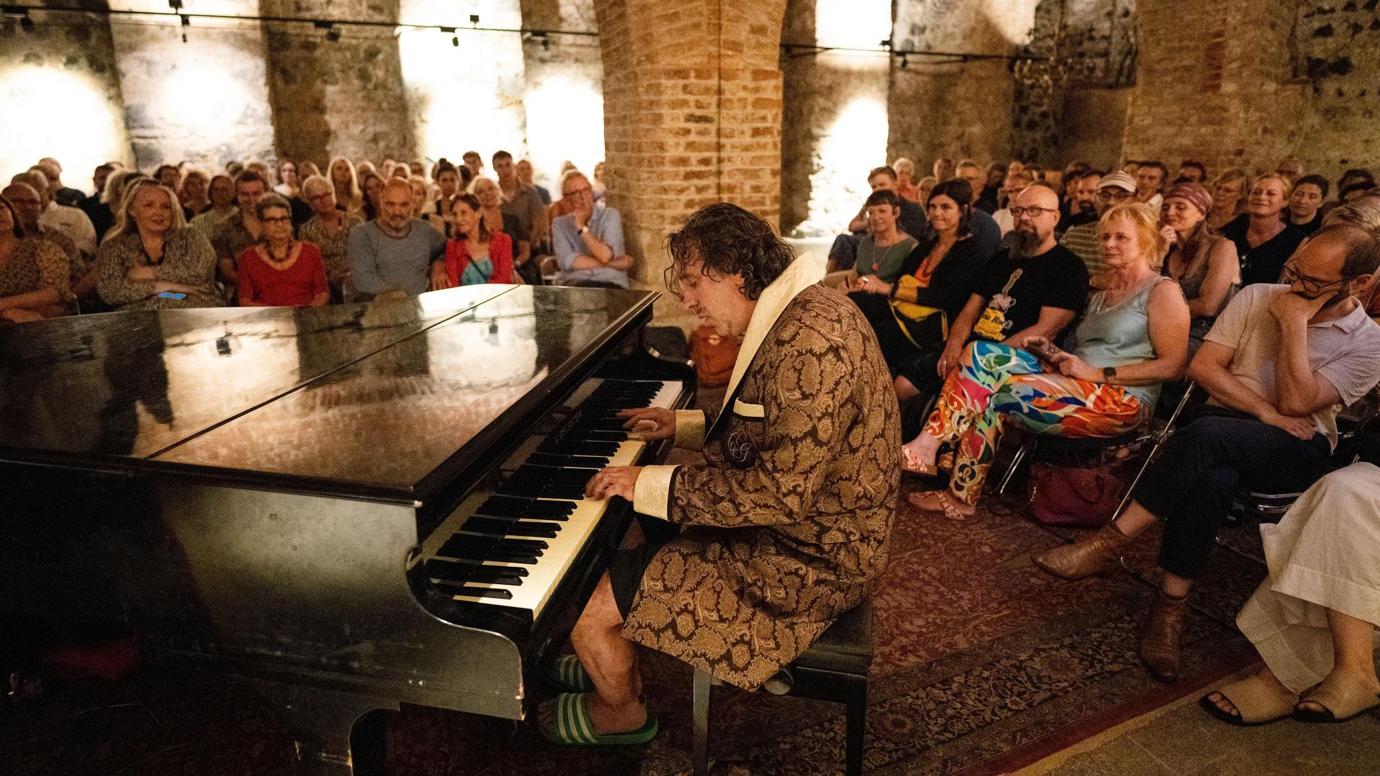 Chilly Gonzales fuer die Ukraine - Sancta Clara Keller