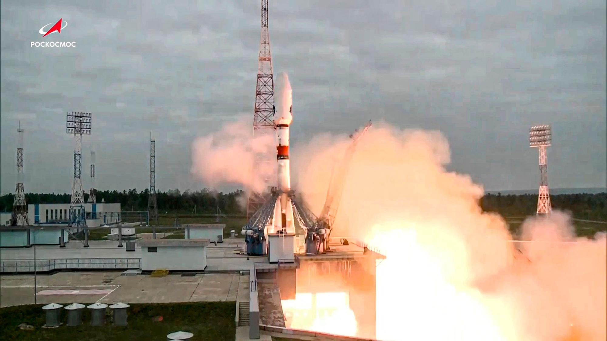 Auf diesem von der Staatlichen Raumfahrtbehörde Roskosmos via AP zur Verfügung gestellten Videostandbild hebt die Sojus-2.1b-Rakete mit der automatischen Mondlandestation Luna-25 von einer Startrampe im Kosmodrom Wostotschny ab.