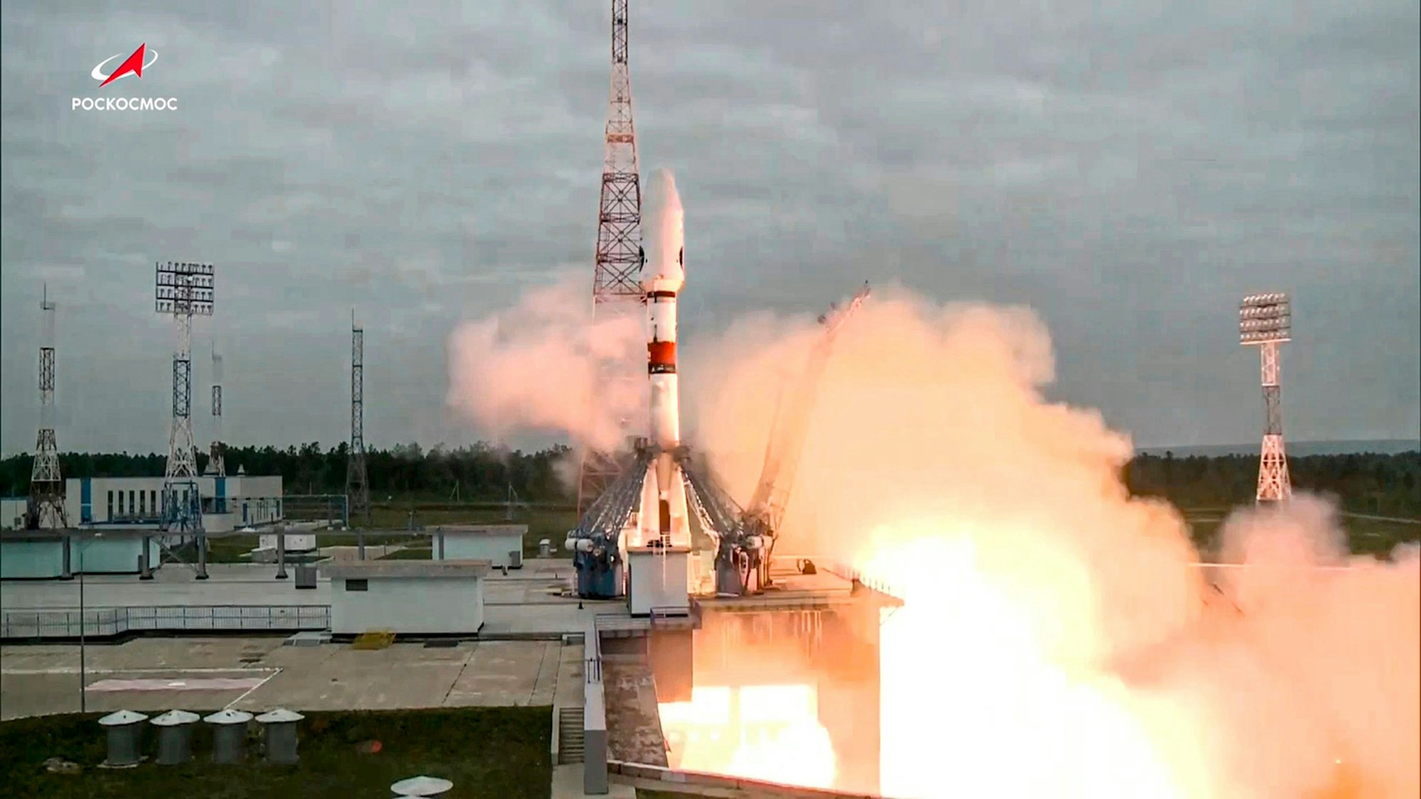 Auf diesem von der Staatlichen Raumfahrtbehörde Roskosmos via AP zur Verfügung gestellten Videostandbild hebt die Sojus-2.1b-Rakete mit der automatischen Mondlandestation Luna-25 von einer Startrampe im Kosmodrom Wostotschny ab.