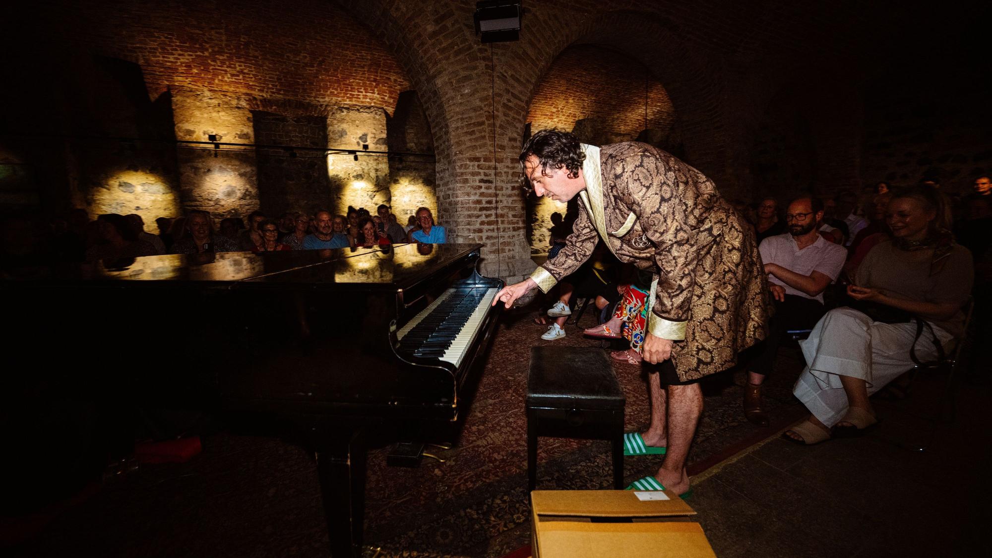 Chilly Gonzales fuer die Ukraine - Sancta Clara Keller