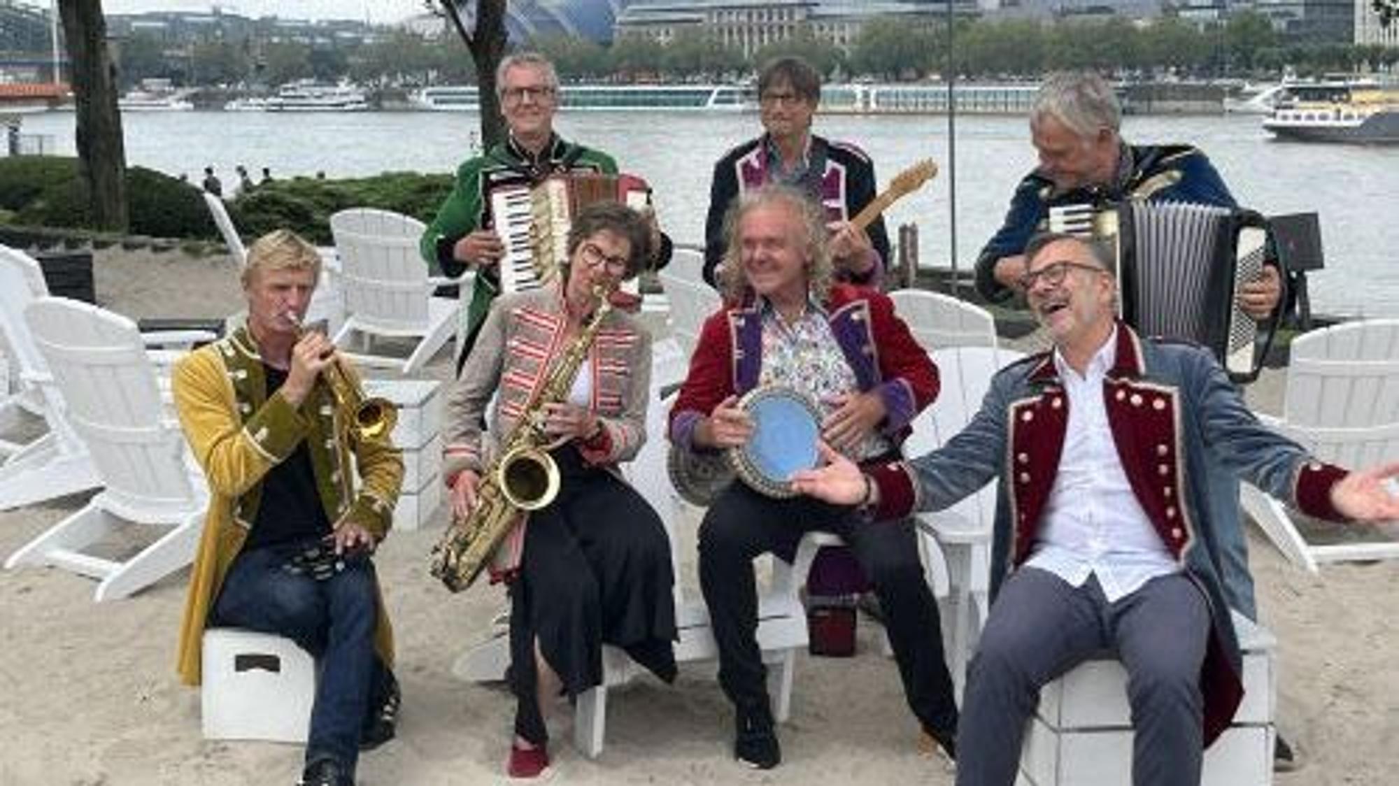 Hälfte der Band Köbes Underground musiziert am Rhein.