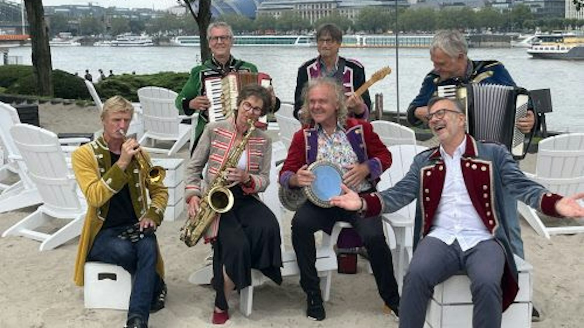 Hälfte der Band Köbes Underground musiziert am Rhein.