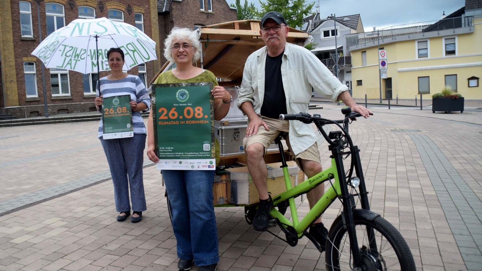 Astrid Costard, Barbara Lehmann-Detscher und Berthold Lehn (von links) von den Parents for Future Bornheim/Swisttal/Weilerswist werben für den Klimatag auf dem Peter-Fryns-Platz in Bornheim. Foto: Frank Engel-Strebel