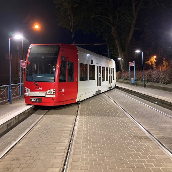 Das Foto zeigt eine Straßenbahn der KVB nach einem Unfall. Es stammt von einem früheren Unfall.