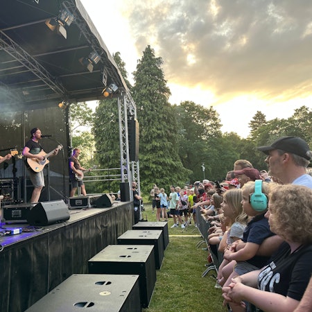 Eine Band steht auf der Bühne.