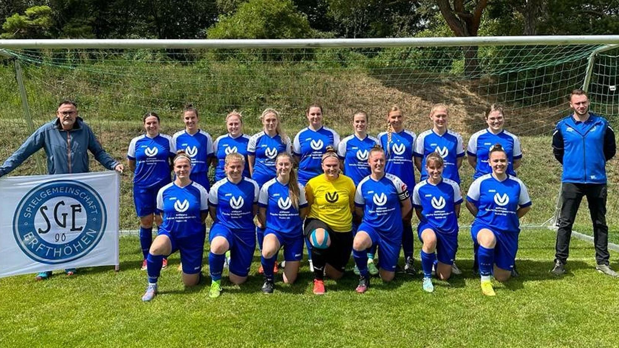 Das Bild zeigt die Fußballfrauenmannschaft der SG Erfthöhen.