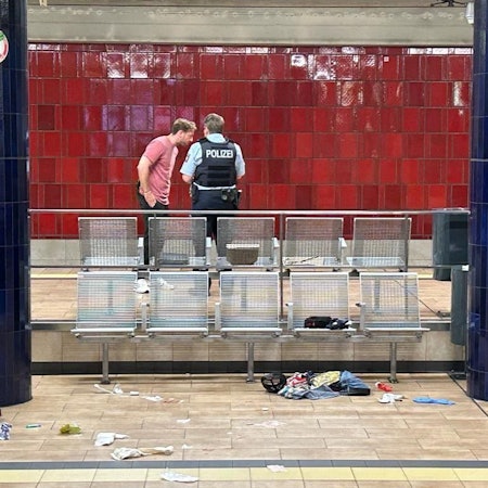 Ein Polizist befragt einen Zeugen am Ebertplatz.