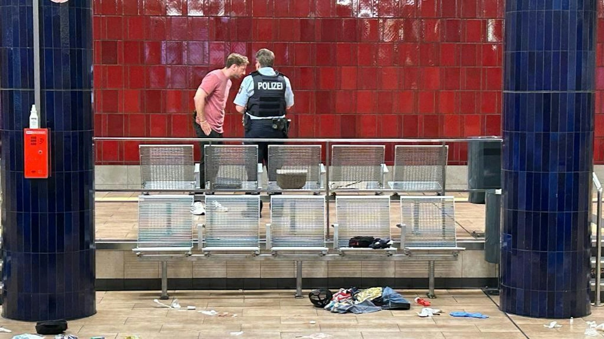 Ein Polizist befragt einen Zeugen am Ebertplatz.