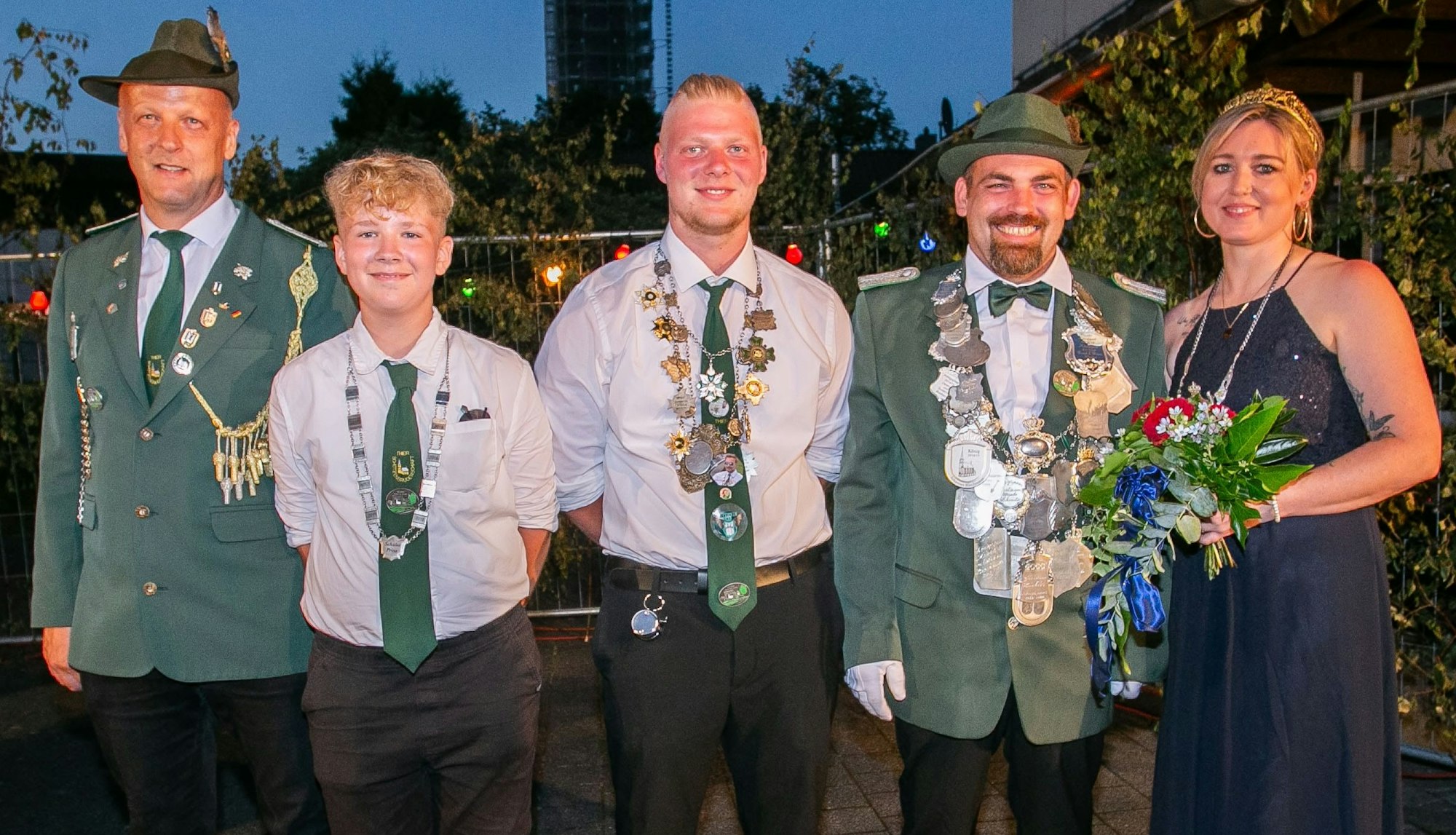 Die neuen Majestäten der Thierer Schützen (v.r.): Das Königspaar Tim und Carolin Stöcker, Prinz Leon Uthe, Schülerprinz Lukas Börsch und Kaiser Jörg Bosbach.