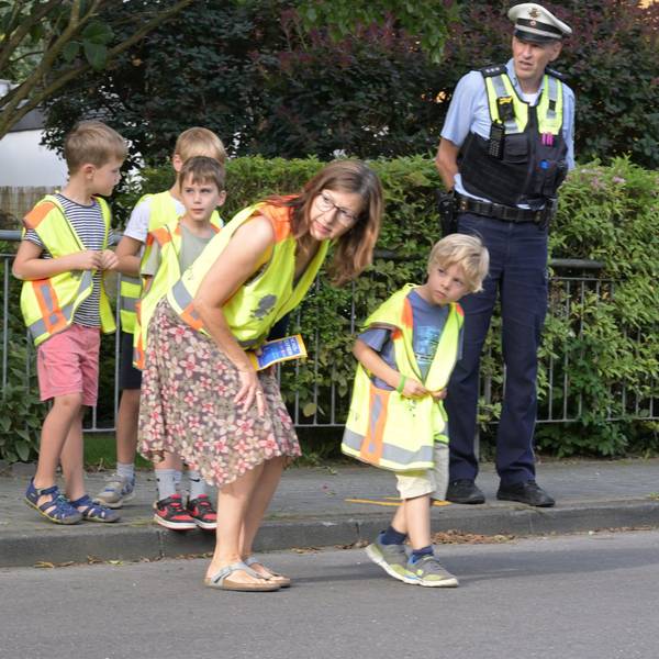 An der Grundschule in der Auen in Refrath üben Kinder unter Aufsicht die sichere Überquerung von Straßen.