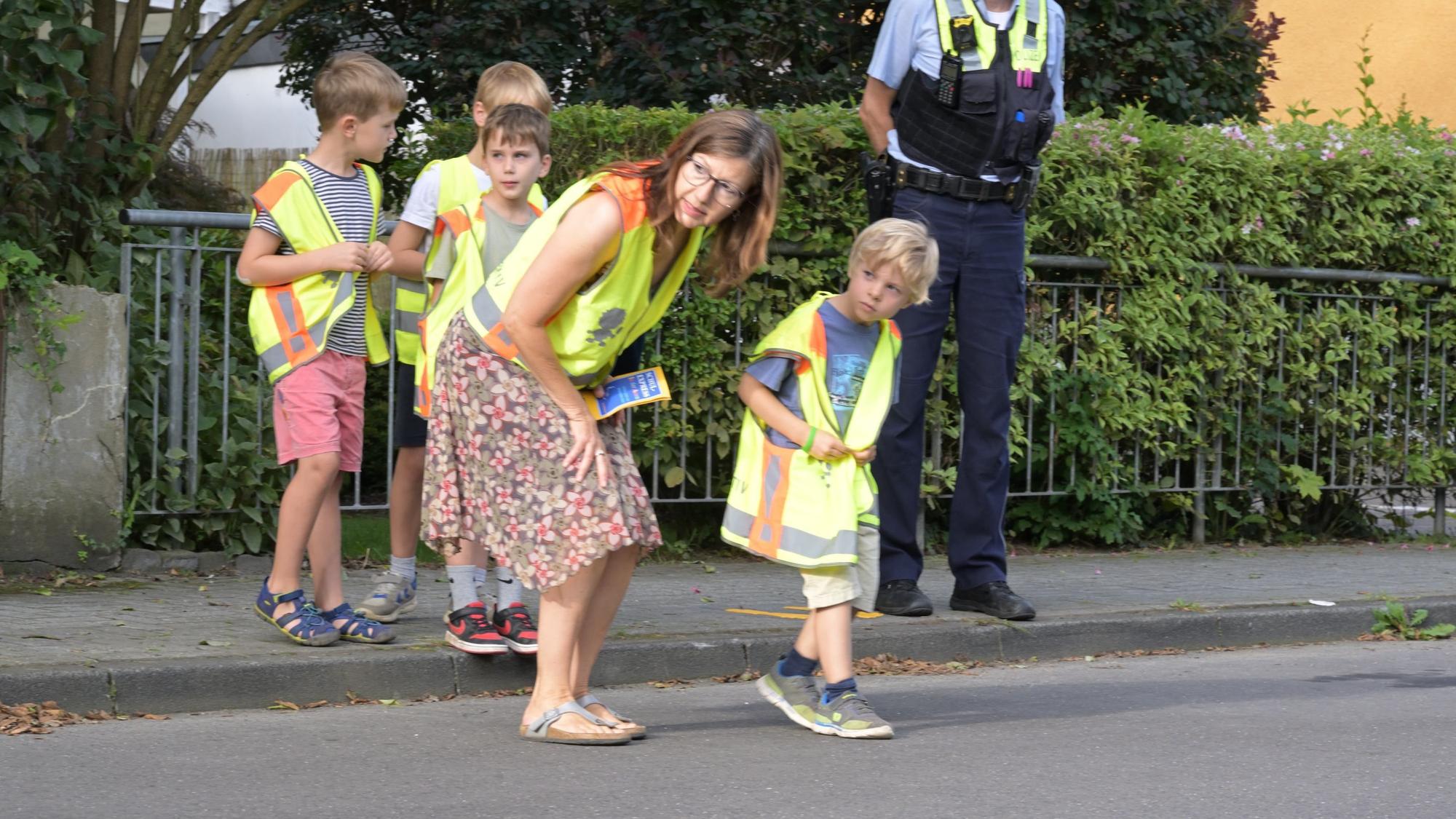 An der Grundschule in der Auen in Refrath üben Kinder unter Aufsicht die sichere Überquerung von Straßen.