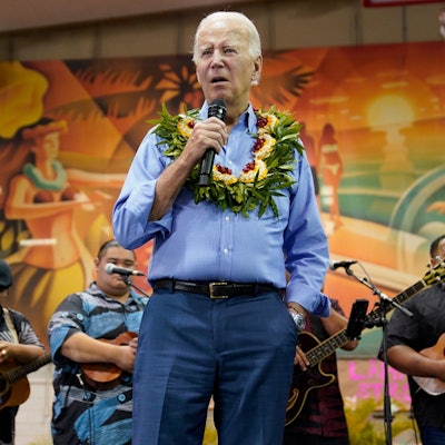 21.08.2023, USA, Lahaina: Joe Biden, Präsident der USA, spricht im Lahaina Civic Center mit Mitgliedern der Gemeinde, die von den Waldbränden auf Maui betroffen sind. Foto: Evan Vucci/AP/dpa +++ dpa-Bildfunk +++