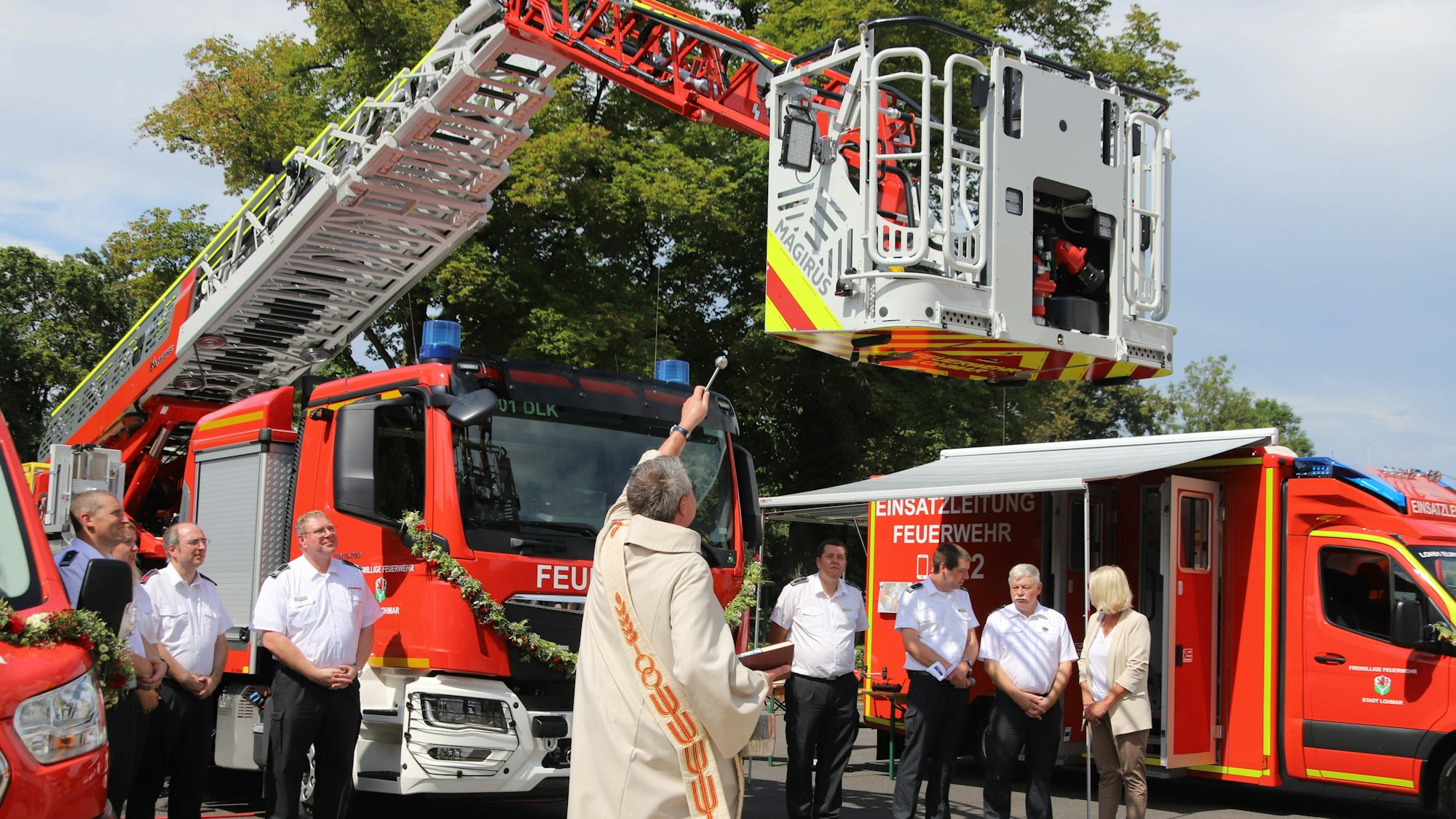 Der Löschzug Lohmar der Freiwilligen Feuerwehr feierte 100-jähriges Bestehen mit einem Umzug und der Segnung der neuen Drehleiter. Diakon Achim Roos segnete den Korb der neuen Drehleiter.