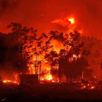 Das Feuer verbrennt ein Haus im Dorf in der Nähe der Stadt Alexandroupolis in der nordöstlichen Region Evros.