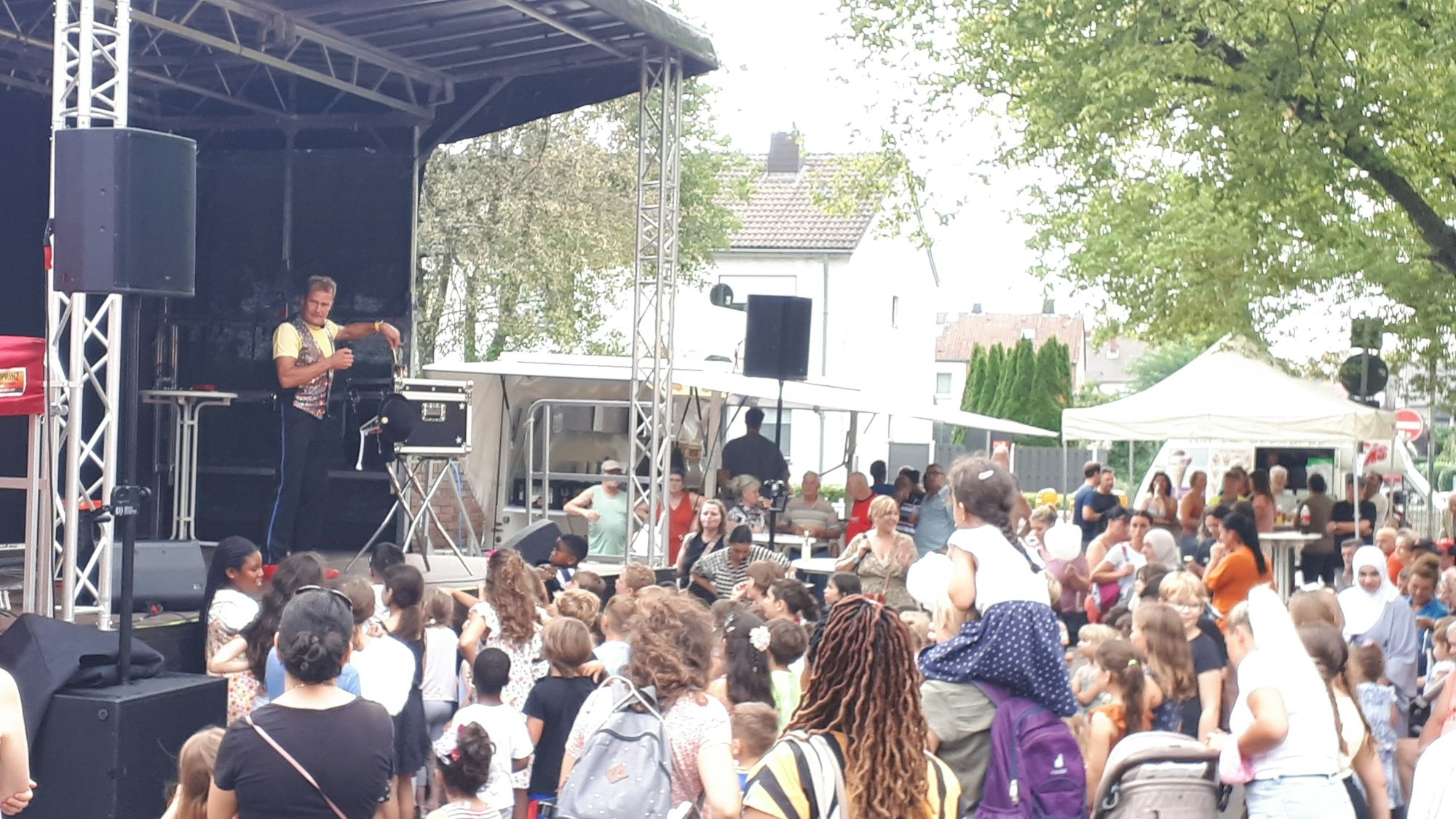 Ein Zauberkünstler steht auf der Bühne.