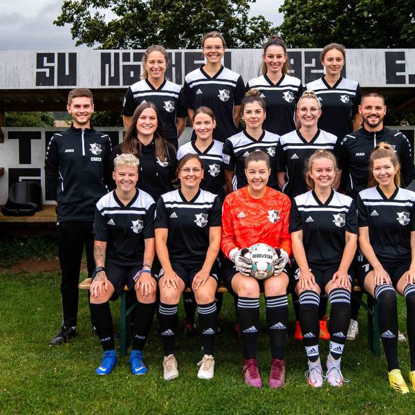 Das Bild zeigt die Frauenmannschaft der SpVg Nöthen-Pesch-Harzheim.