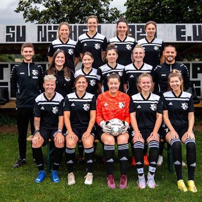 Das Bild zeigt die Frauenmannschaft der SpVg Nöthen-Pesch-Harzheim.