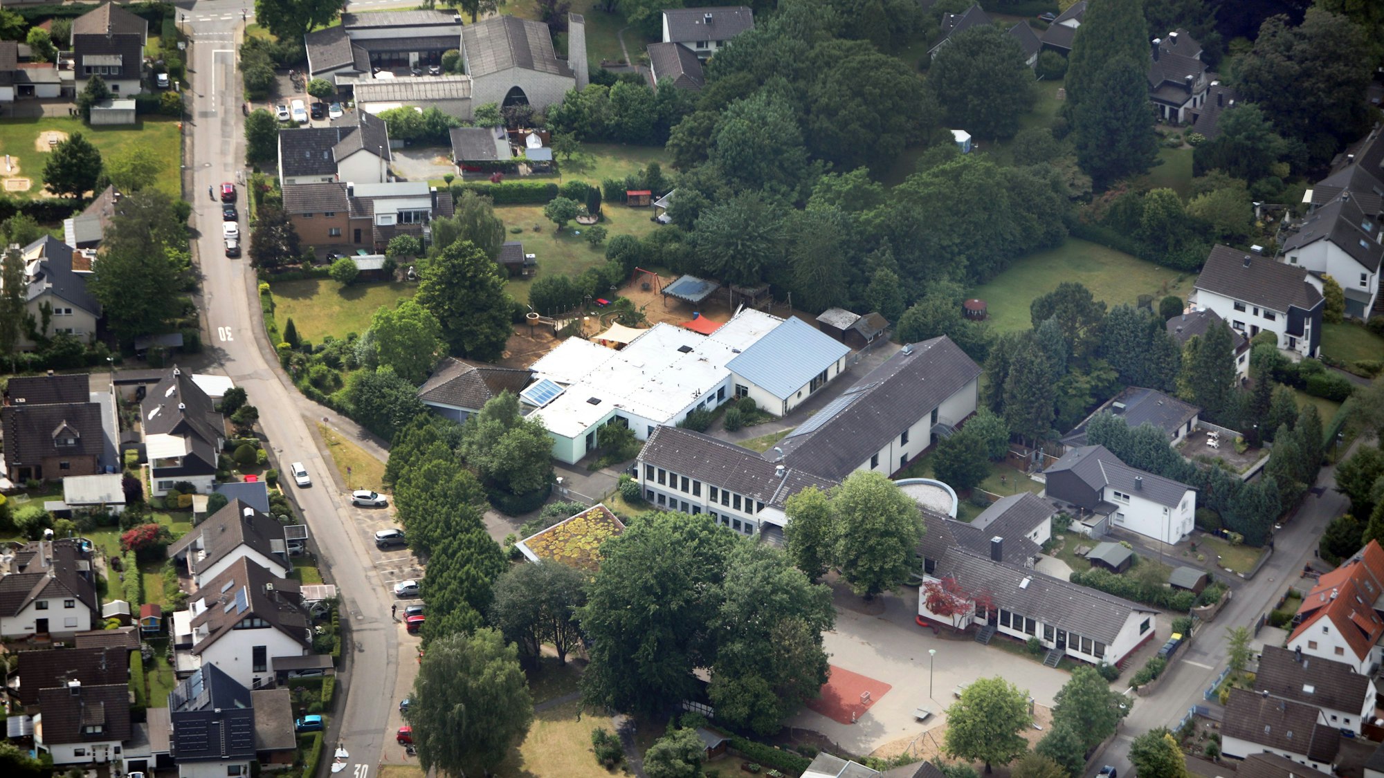 Die Grundschule in Rösrath-Forsbach erhält Container, die auf einer zusätzlichen Fläche aufgestellt werden.