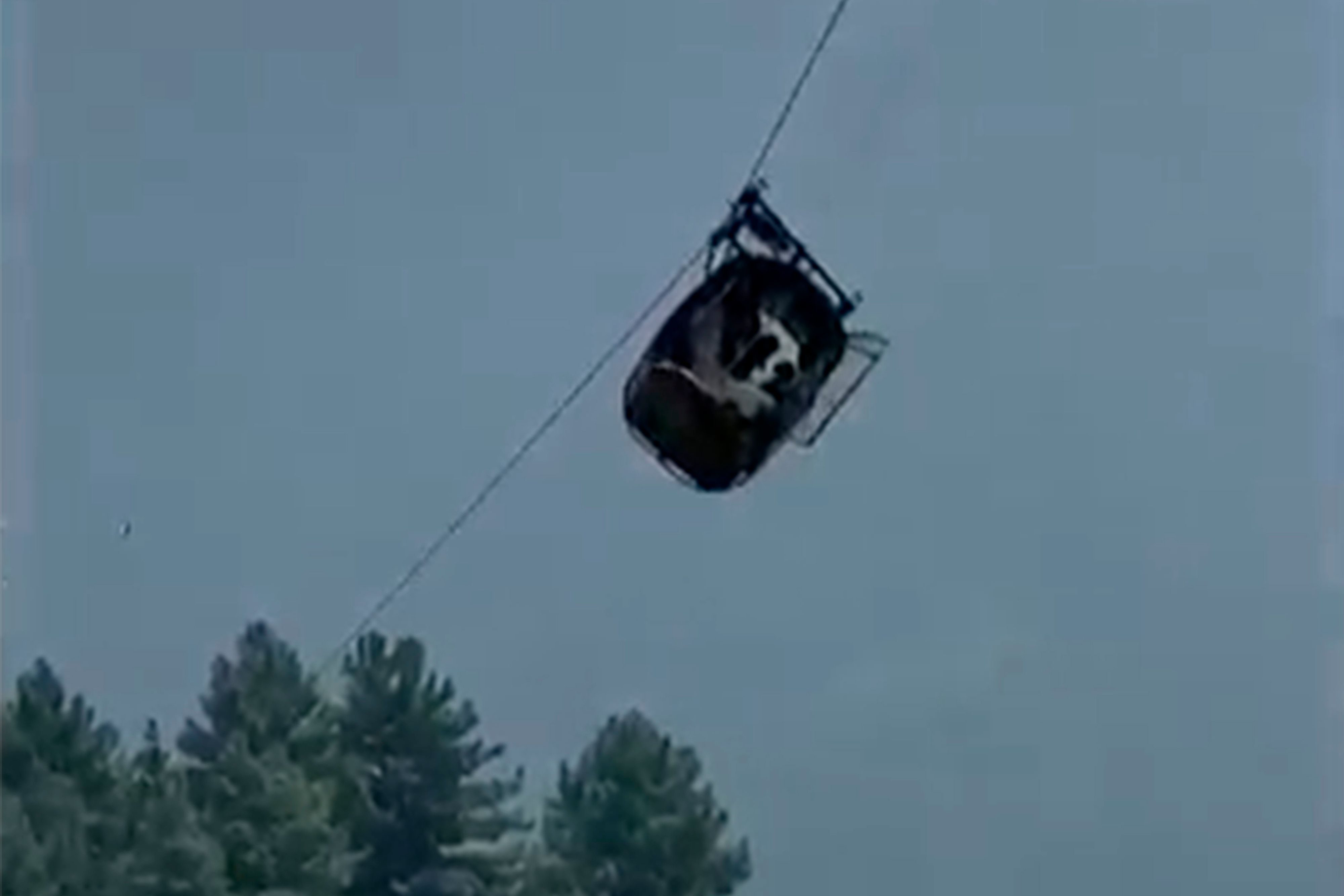 Dieses Videostandbild zeigt die Gondel einer Seilbahn in der sechs Kindern und zwei Erwachsenen eingesperrt sind (bestmögliche Qualität).