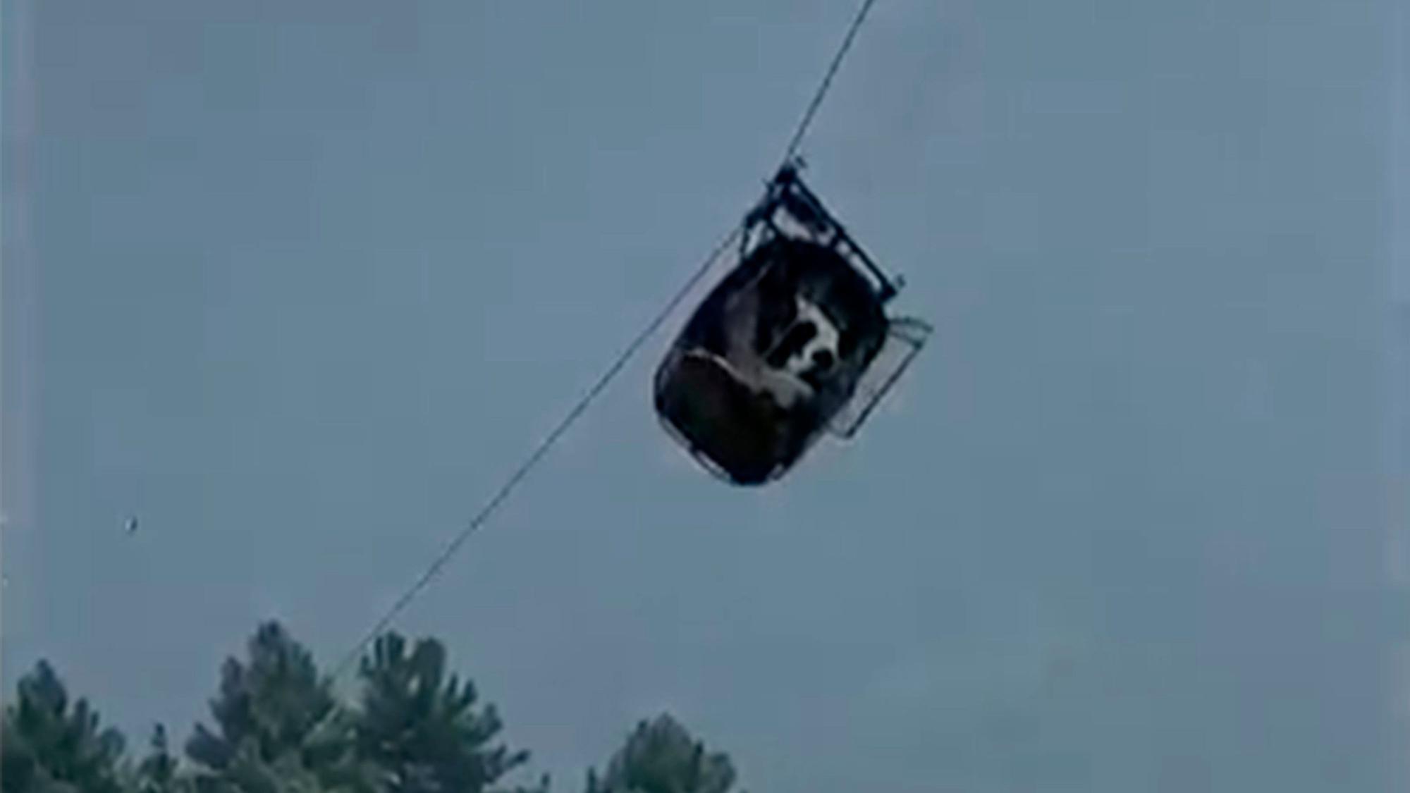 Dieses Videostandbild zeigt die Gondel einer Seilbahn in der sechs Kindern und zwei Erwachsenen eingesperrt sind (bestmögliche Qualität).