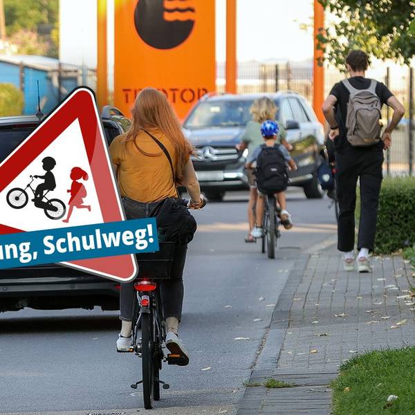 Dichter Verkehr am Girlitzweg auf Höhe der Gesamtschule Wasseramselweg in Köln-Vogelsang.