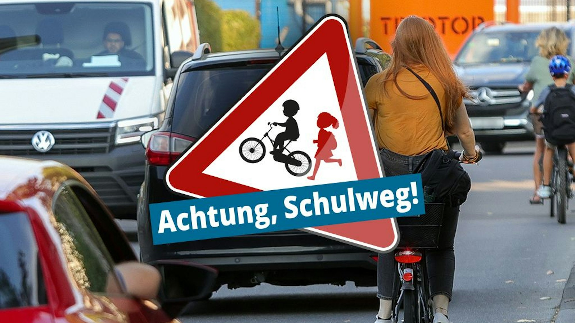 Dichter Verkehr am Girlitzweg auf Höhe der Gesamtschule Wasseramselweg in Köln-Vogelsang.