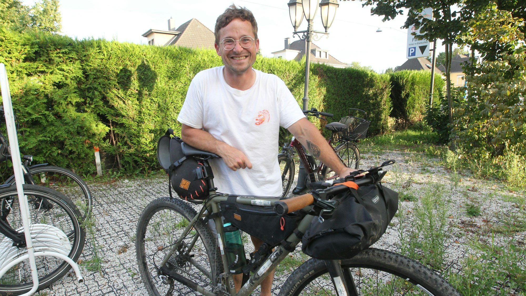 Station in Sankt Augustin. Geocacher Daniel Pflieger fährt mit dem Rad quer durch Deutschland.