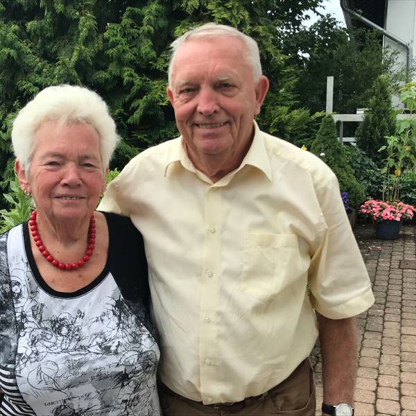 Gerda und Rainer Pöhler stehen Arm in Arm nebeneinander.