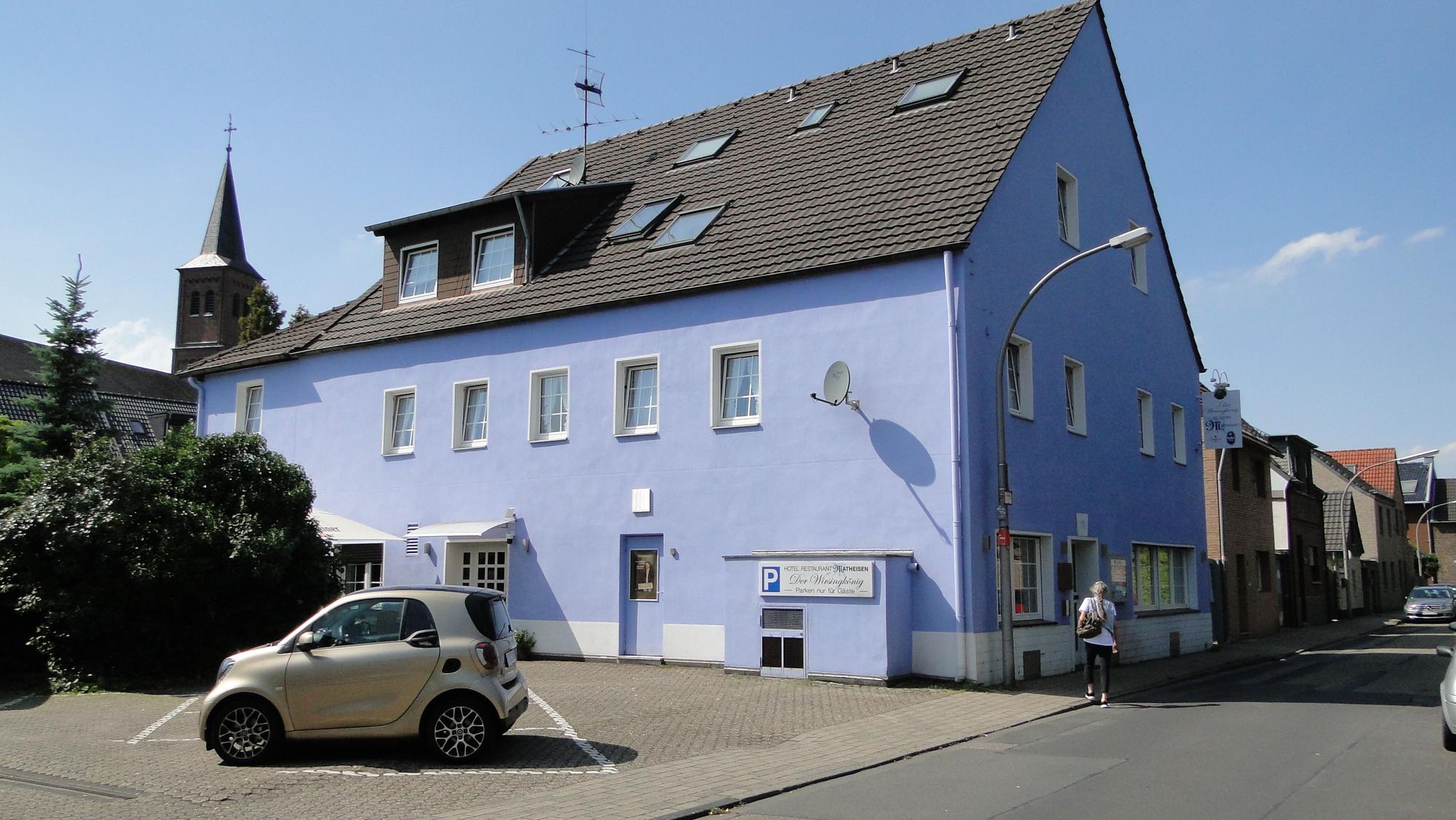 Mit seinem himmelblauen Anstrich ist das Hotel Matheisen eine markante Landmarke im Ort.
