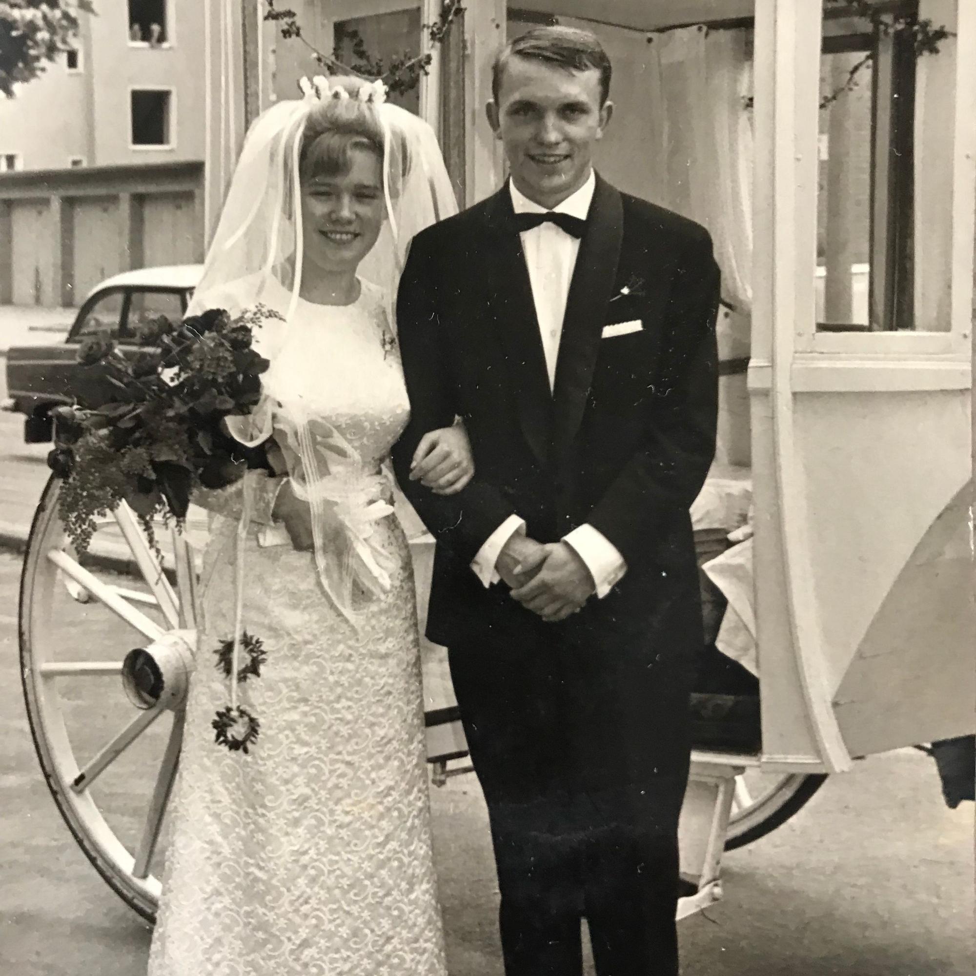 Ein altes schwarz-weißes Foto, auf dem ein junges Hochzeitspaar nebeneinander steht.