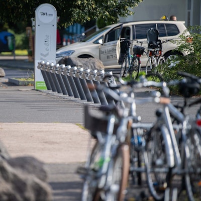 Das Bild zeigt den Bereich des Weilerswister Bahnhof, an dem Fahrräder abgestellt werden können.