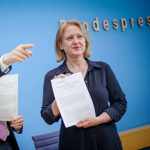 Lisa Paus (Bündnis 90/Die Grünen), Bundesfamilienministerin, und Marco Buschmann (FDP), Bundesminister der Justiz, stellten im Juni das Eckpunktepapier zum Selbstbestimmungsgesetz vor.