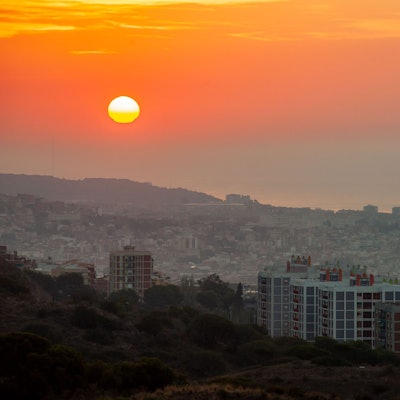 Nach einer extrem heißen Nacht geht die Sonne in Barcelona auf. Spanien erlebt die vierte Hitzewelle dieses Sommers.