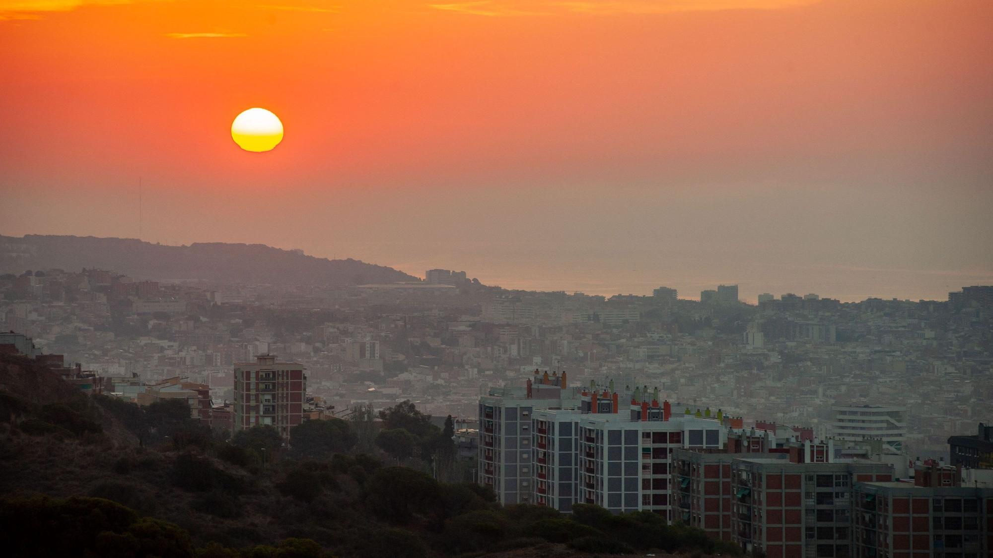 Nach einer extrem heißen Nacht geht die Sonne in Barcelona auf. Spanien erlebt die vierte Hitzewelle dieses Sommers.