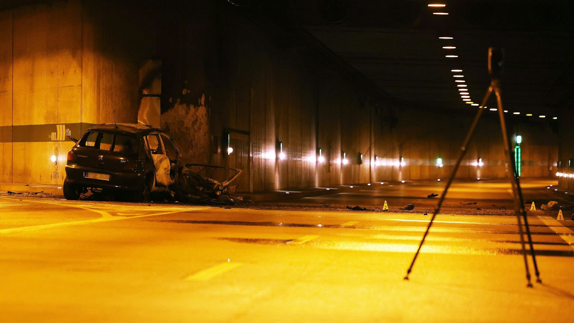 Düsseldorf: Das ausgebrannte Auto in dem Rheintunnel, die Feuerwehr war im Einsatz.