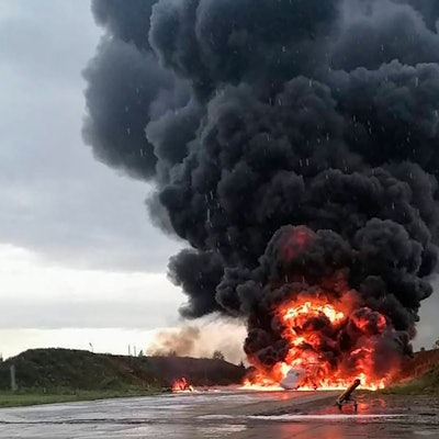Dieses vom Telegramkanal Sirena veröffentlichte Foto soll einen brennenden russischen Überschall-Bomber zeigen. In Moskau heißt es unterdessen, die Tupolev-22 sei bei einem ukrainischen Angriff lediglich „beschädigt“ worden.